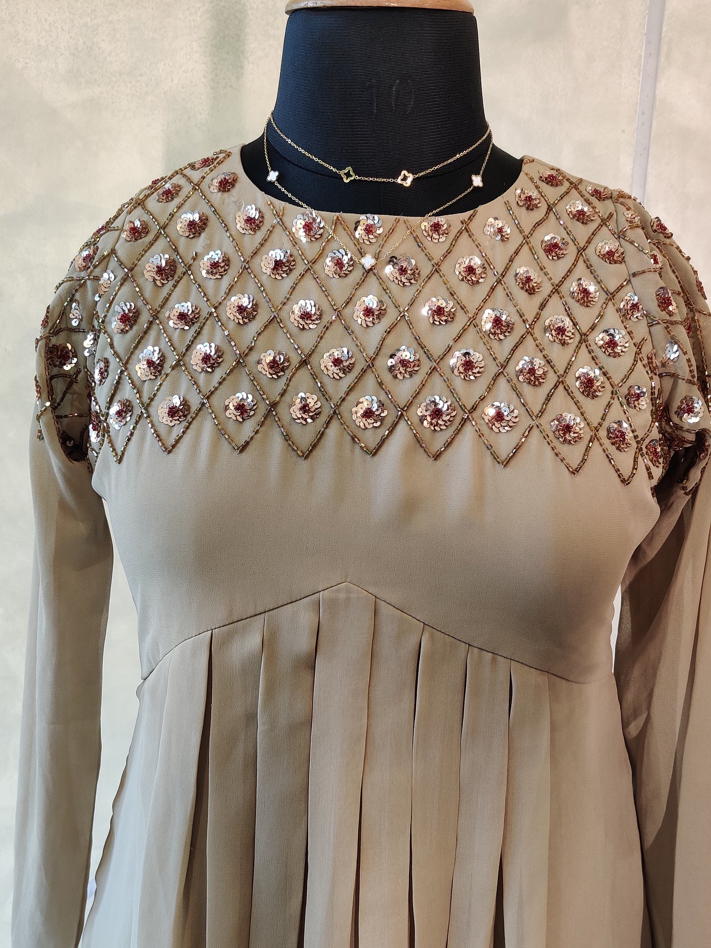 ALIA BOX PLEATE PEARL WORK TOP- ST 171