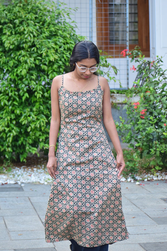 ST185SLEEVELESS BLACK SCEQUENCE DRESS